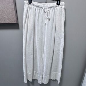 White wide leg pants with pockets, elastic waist and drawstring.